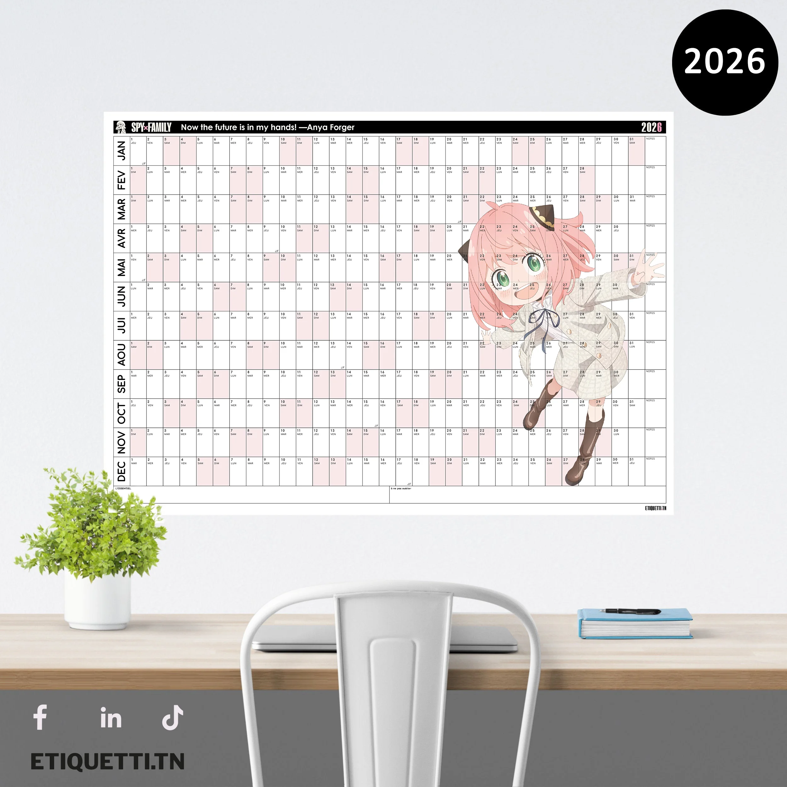 Vue complète du Calendrier Mural Géant 2026 Spy x Family 80x60cm installé sur un mur, montrant l'échelle réelle.